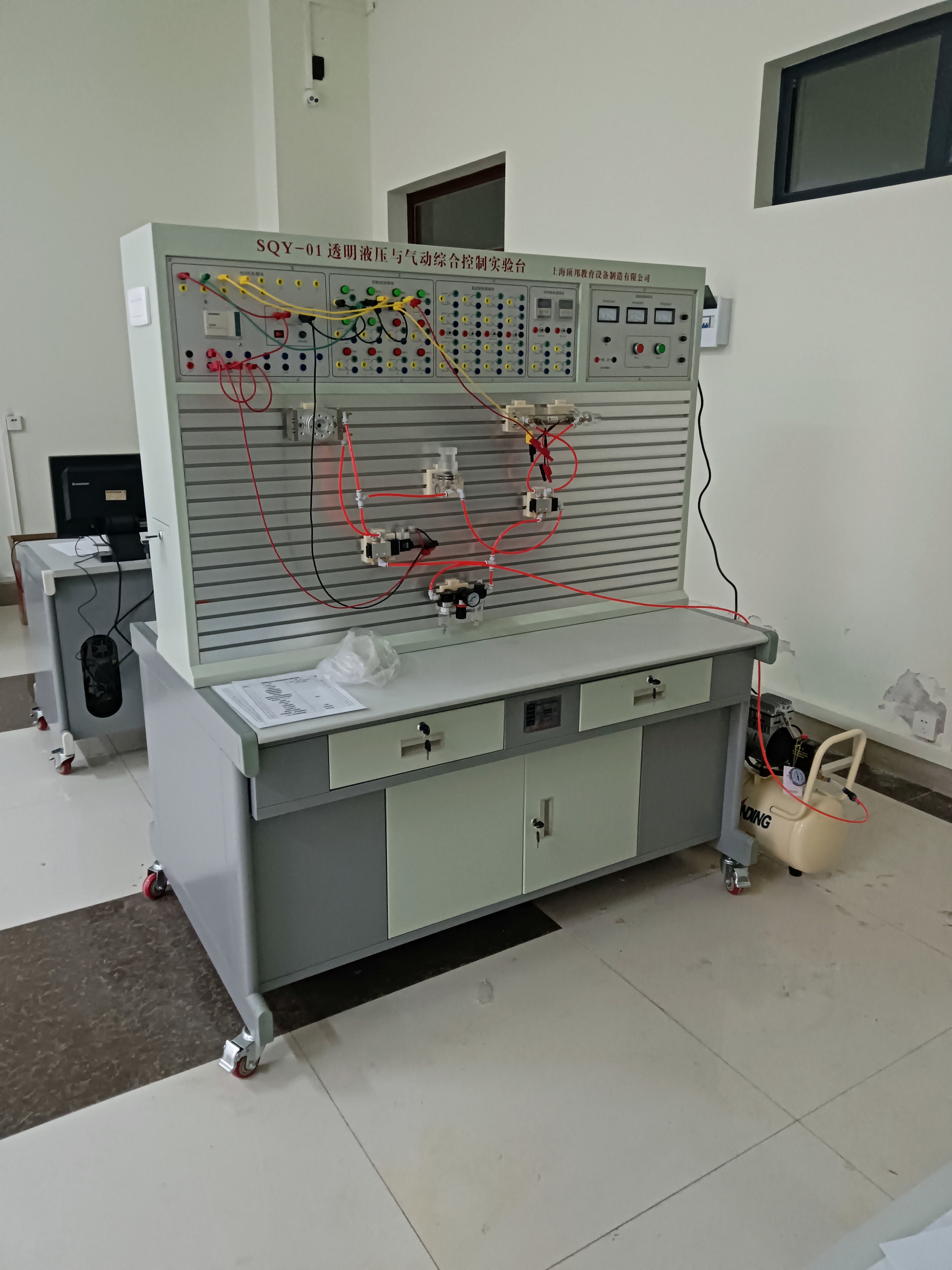 透明液壓與氣動(dòng)綜合控制實(shí)驗(yàn)臺(tái)