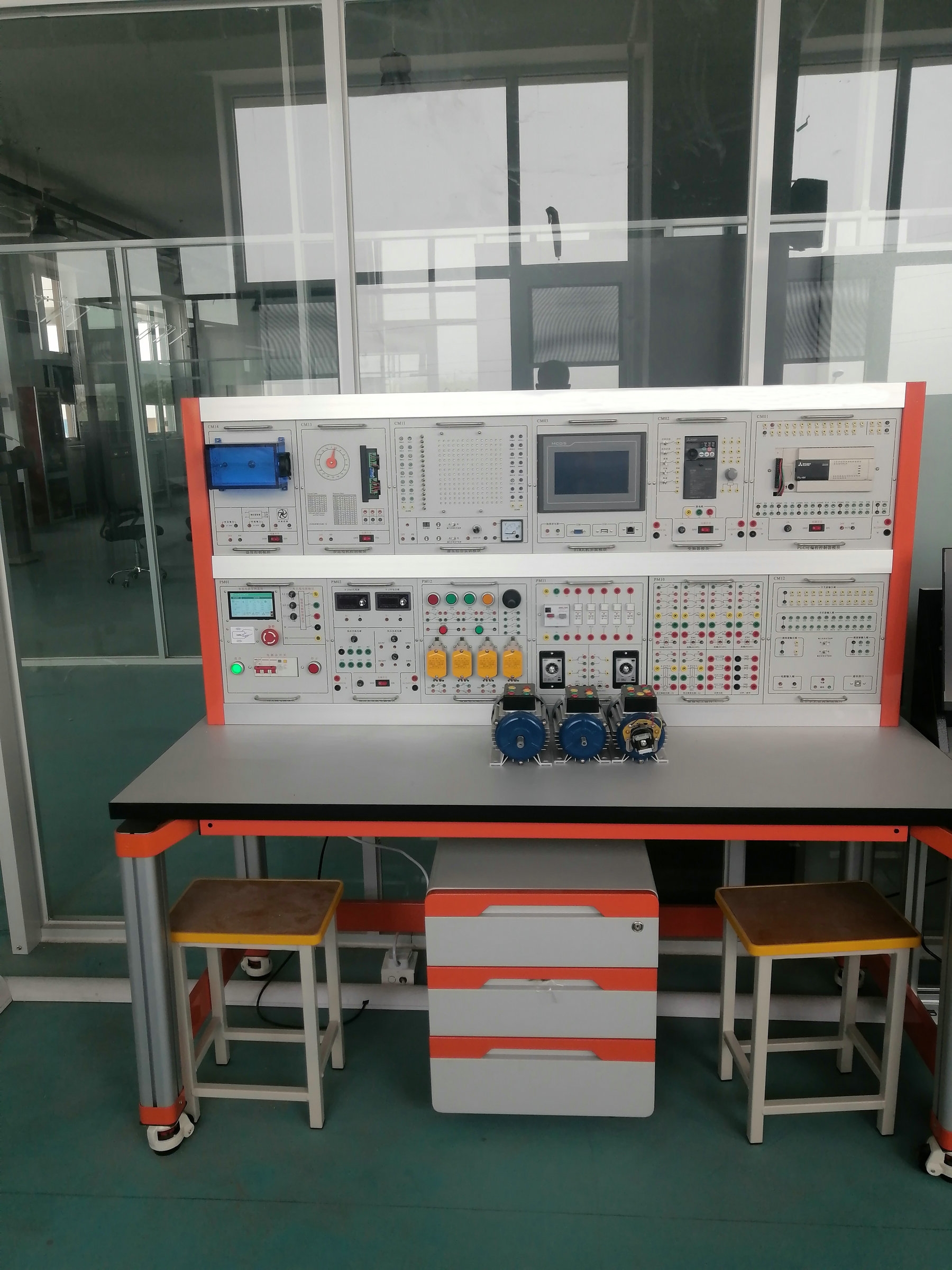 智能型中高級(jí)維修電工實(shí)訓(xùn)裝置
